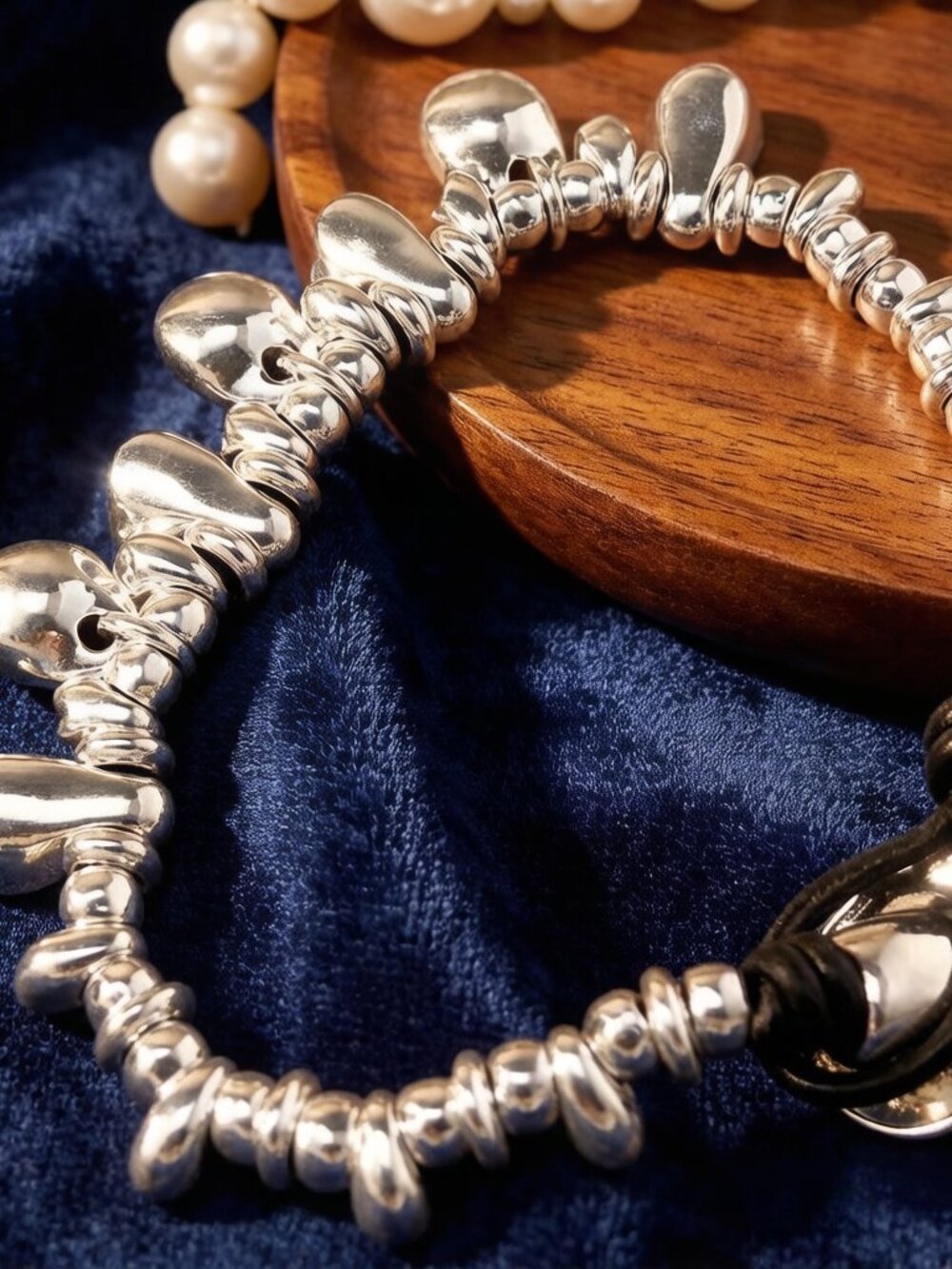 UNOde50 light luxury retro metal women's bracelet, niche, minimalist, elegant - Picture 2 of 2